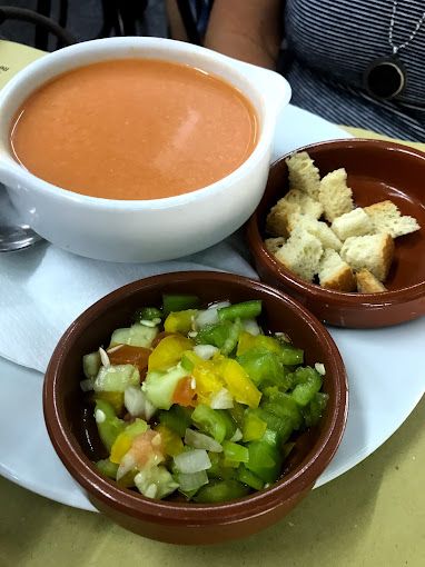 Plato de gazpacho con pan y verdura