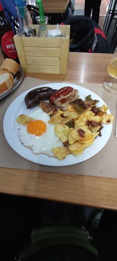 Plato alpujarreño con huevo, patatas a lo pobre,chorizo,morcilla y panceta.